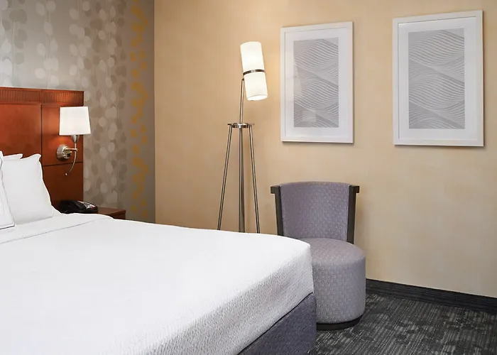 Hotel Courtyard Chicago 3*